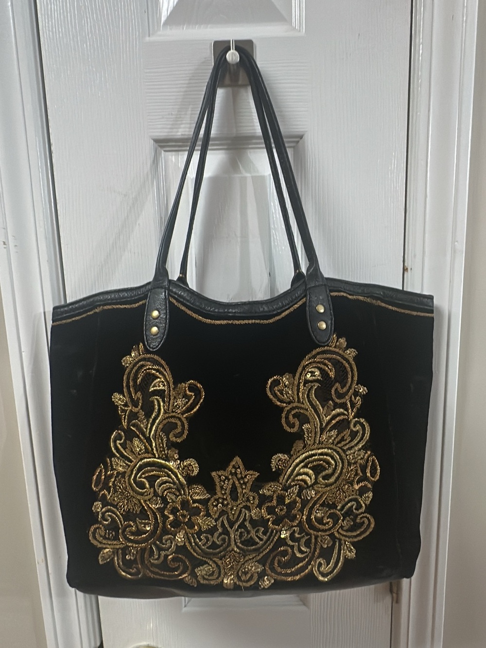 Vintage ISABELLA
FIORE Baroque Applique
Maxima Leather/velvet (needs cleaning.